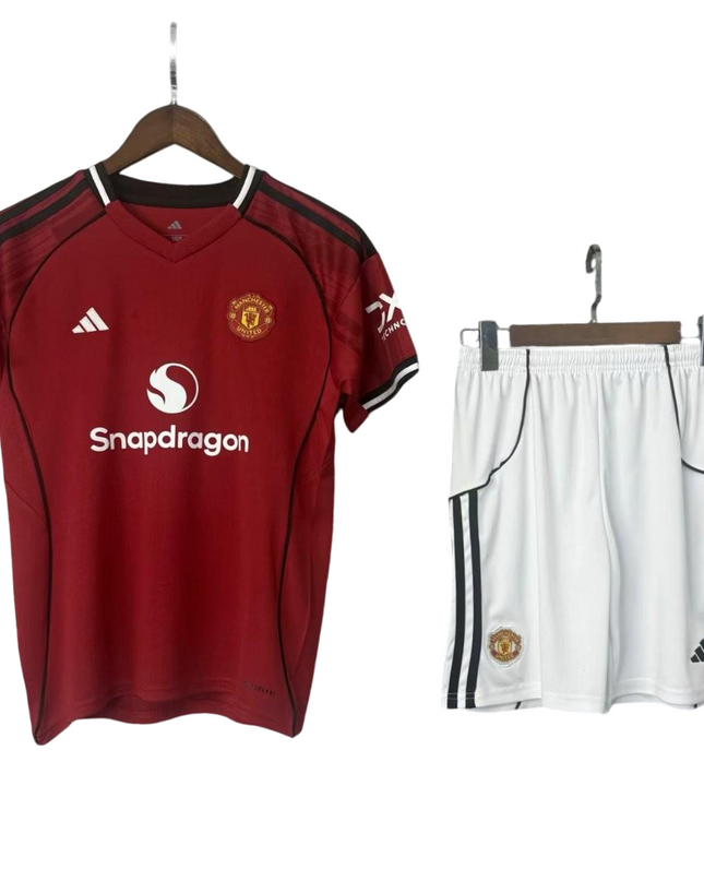 Kit Adidas Manchester United FC Camisola + Calção 25/ 26  Equipamento Principal